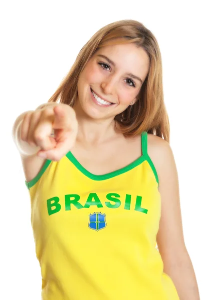 Бразильский фанат спорта указывает на камеру — стоковое фото