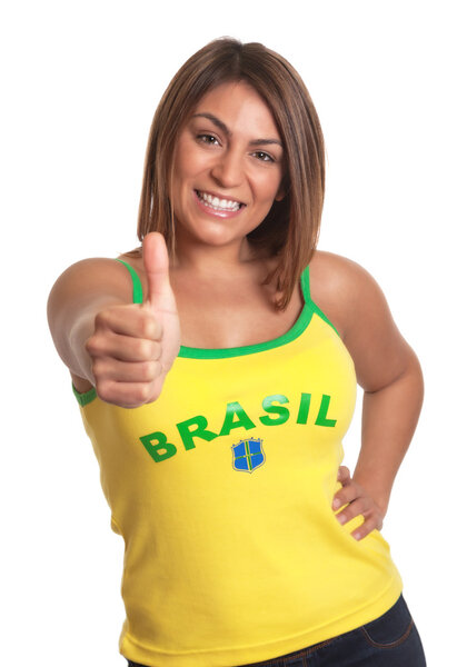 Бразильская девушка показывает большой палец вверх
