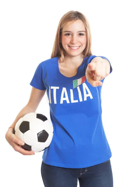 Italiaanse vrouw met bal wijzend op camera — Stockfoto