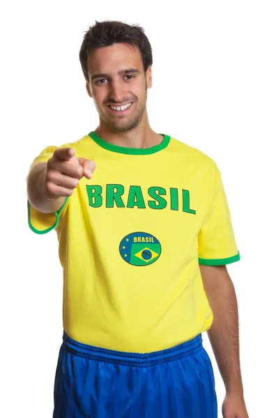 Skrattar brasiliansk fotboll fan pekar på kamera — Stockfoto