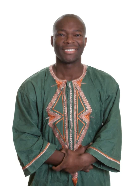 Geleneksel giysileri ve çapraz kolları olan Afrikalı bir adam.