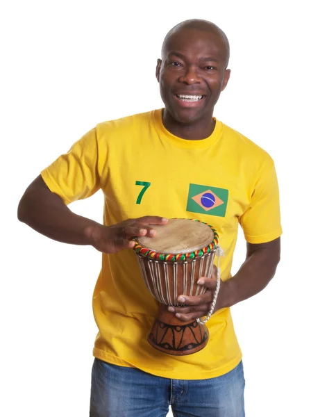 Skrattande kille från Brasilien med trumma stödja hans team — Stockfoto