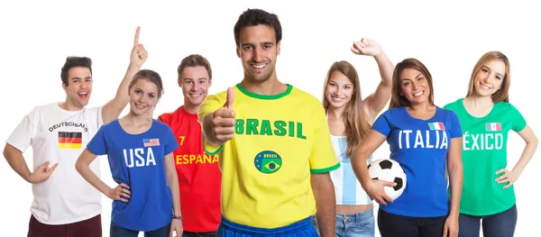 Sportfan aus Brasilien zeigt Daumen hoch mit anderen Fans — Stockfoto