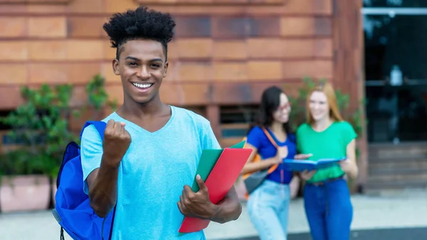 Skål Afrikansk Amerikansk Manlig Student Med Grupp Internationella Studenter Utomhus — Stockfoto