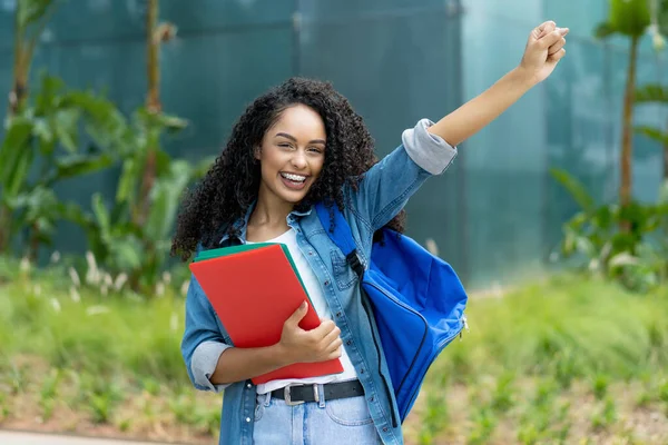 Gelukkige Braziliaanse Vrouwelijke Student Met Beugels Campus Van Universiteit — Stockfoto