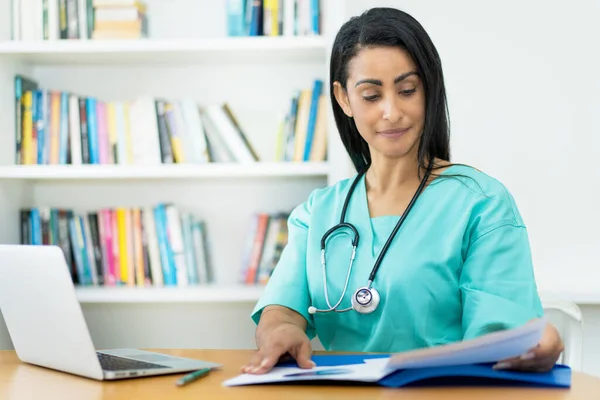 Grave Infermiera Messicana Alla Scrivania Lavoro Ospedale — Foto Stock