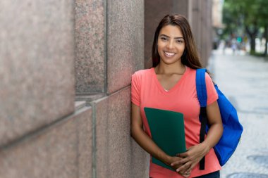 Yazın Amerika 'da açık havada burslu, gülen Latin kız öğrenci.