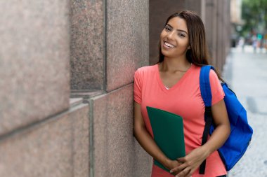 Amerika 'da burslu mutlu Latin kız öğrenci yazın şehirde açık havada