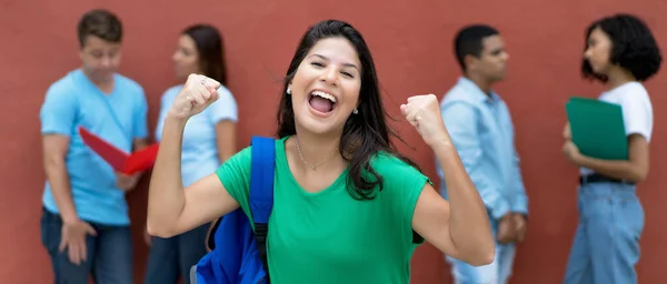 Весела Біла Студентка Групою Етнічних Молодих Людей Відкритому Повітрі Кампусі — стокове фото