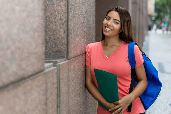 Amerika 'da burslu mutlu Latin kız öğrenci yazın şehirde açık havada