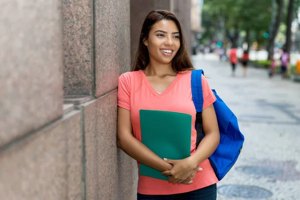 Amerika 'da burslu güzel Latin kız öğrenci yazın şehir dışında.