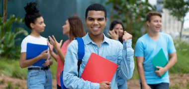 Tezahürat yapan Brezilyalı erkek öğrenci, diş telleri ve çok ırklı genç yetişkinlerden oluşan bir grup.