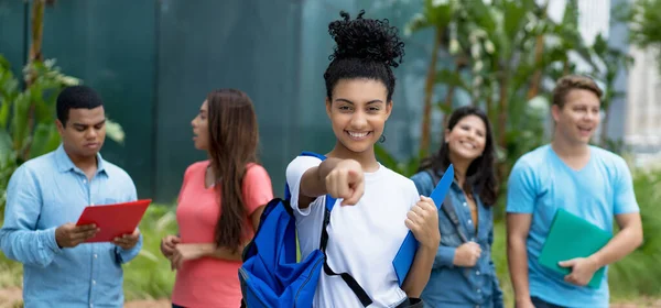 城市里兴奋的印度女学生和一群多种族的年轻人一起外出 — 图库照片