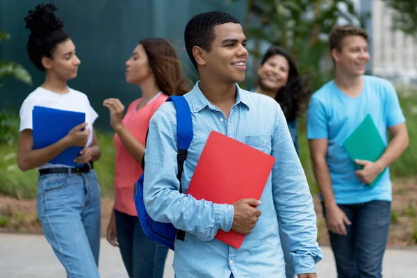 Giovane Studente Maschio Brasiliano Con Apparecchio Gruppo Giovani Adulti Multietnici — Foto Stock