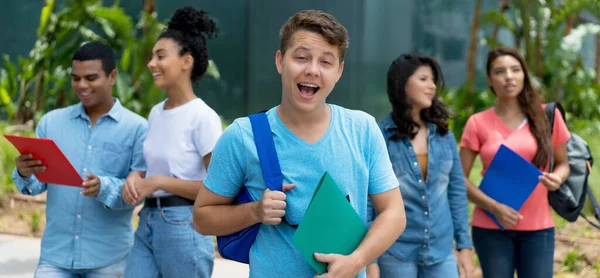 Hezký Německý Muž Student Rovnátka Skupiny Multietnických Mladých Dospělých Venku — Stock fotografie