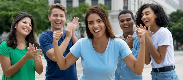 Grupo Multiétnico Aplaude Exitoso Adulto Joven Latinoamericano Aire Libre Ciudad —  Fotos de Stock