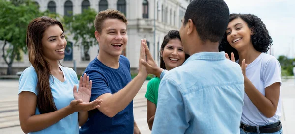 Multietnický Tým Mladých Dospělých Dát High Five Přítele Venkovní Městě — Stock fotografie