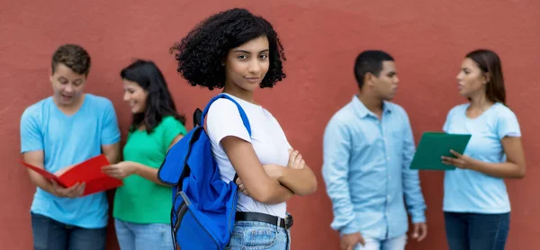 Estudante Indiana Confiante Com Grupo Jovens Adultos Multi Étnicos Livre — Fotografia de Stock