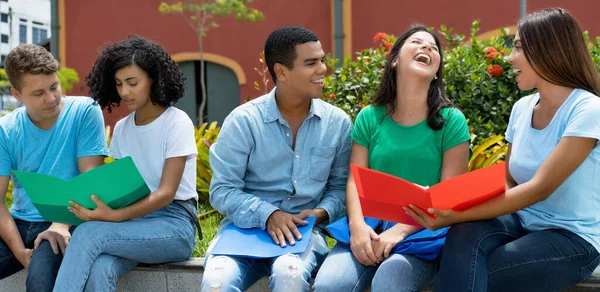 Grupo Rir Aprender Falar Muti Estudantes Étnicos Livre Verão — Fotografia de Stock