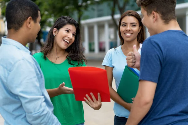 Grupo Estudantes Várias Etnias Masculinas Femininas Falando Sobre Estudos Livre — Fotografia de Stock