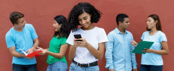 Jovem Estudante Indiana Enviando Mensagem Com Telefone Com Grupo Jovens — Fotografia de Stock