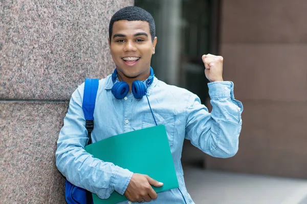 Animando Estudiante Brasileño Masculino Con Retenedor Aire Libre Ciudad —  Fotos de Stock