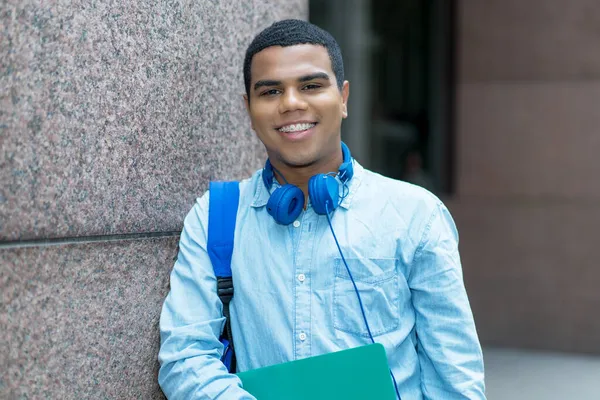 Ung Brasiliansk Manlig Student Med Tandställning Utomhus Staden — Stockfoto
