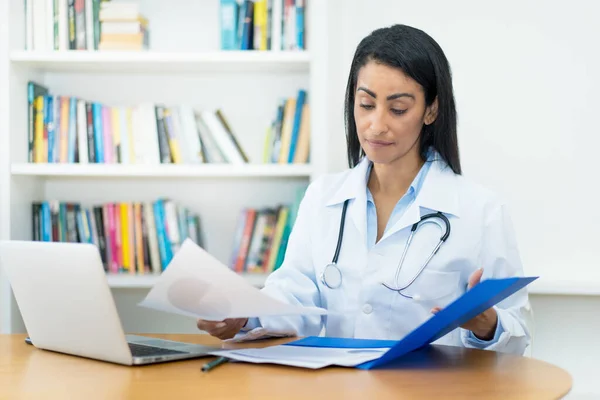 Serious Latin American Female Gynecologist Desk Work Hospital — Stock Photo, Image