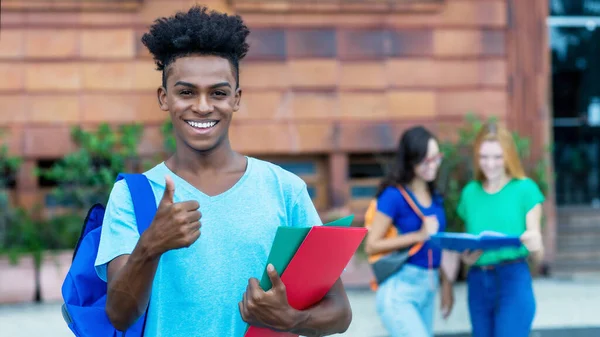 Framgångsrik Afrikansk Amerikansk Manlig Student Visar Tummen Upp Med Grupp — Stockfoto