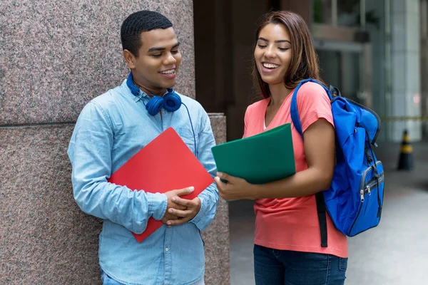 Två Latinamerikanska Manliga Och Kvinnliga Studenter Diskussion Utomhus Staden — Stockfoto