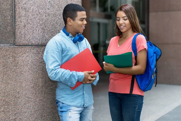 Estudante Latino Americana Muito Bonita Conversando Com Amigo Livre Cidade — Fotografia de Stock