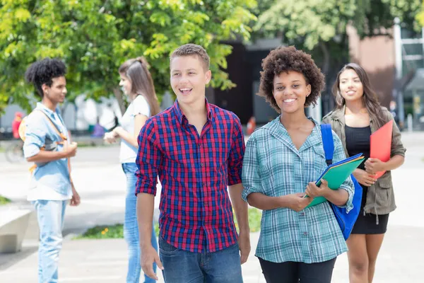 Multi Coppia Studenti Etnici Piedi Parlando All Aperto Città Estate — Foto Stock