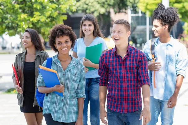 Afroamericano Giovane Donna Adulta Tedesco Scambio Studente Piedi Parlando All — Foto Stock