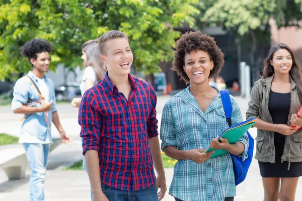 Estudante Intercâmbio Alemão Afro Americano Jovem Adulto Caminhando Conversando Livre — Fotografia de Stock