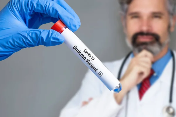 Serious Mature Doctor Test Tube Omicron Variant 11529 Coronavirus — Stock Photo, Image