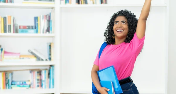 Vrolijke Braziliaanse Vrouwelijke Student Met Rugzak Papierwerk Klas Van Universiteit — Stockfoto