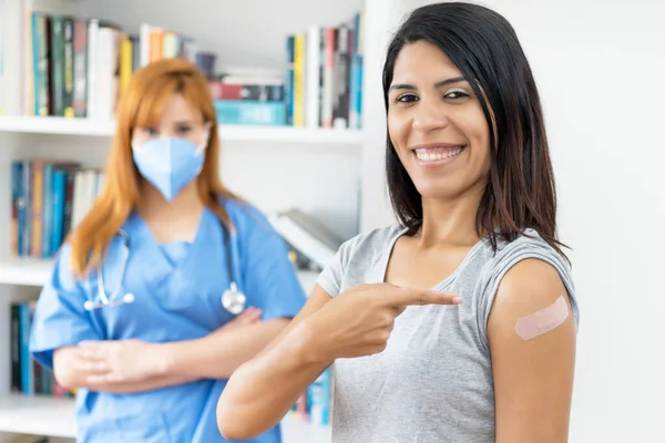 Rire Femme Latino Américaine Après Troisième Vaccination Contre Covid Avec — Photo