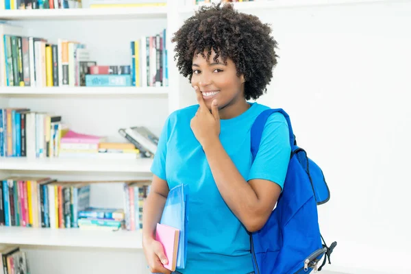 Śmiejąca Się Afrykańska Studentka Amerykańska Niebieskiej Koszuli Klasie Uniwersyteckiej — Zdjęcie stockowe