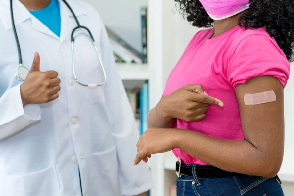 Медсестра Афроамериканка Рекомендують Вакцинацію Проти Ковід Символ Інжекції Коронавірусу — стокове фото