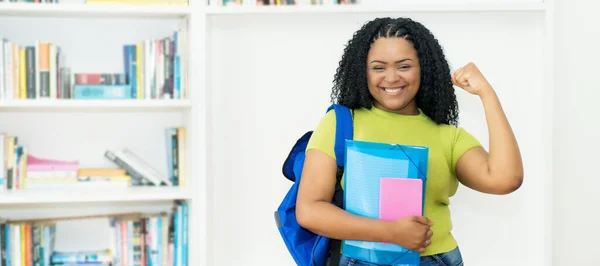 Vrolijke Corpulente Afrikaans Amerikaanse Vrouwelijke Student Met Groen Shirt Klas — Stockfoto