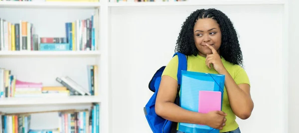 Estudante Americana Africana Corpulenta Com Camisa Verde Sonhos Sala Aula — Fotografia de Stock