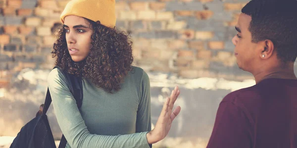 Självsäker Latinamerikansk Hipster Kvinna Gest Stopp För Pojkvän Utomhus Urban — Stockfoto