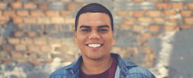 Latin Amerikalı hippi portresi. Şehir tarzında genç bir yetişkin.