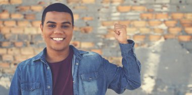 Başarılı Latin Amerikalı hipster. Şehir tarzında genç yetişkin.