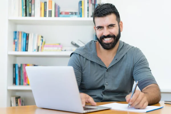 Rire Professeur Latino Américain Avec Barbe Hipster Ordinateur Bureau — Photo