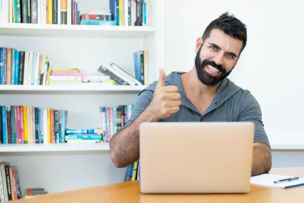 Professeur Latino Américain Motivé Avec Barbe Hipster Ordinateur Bureau — Photo