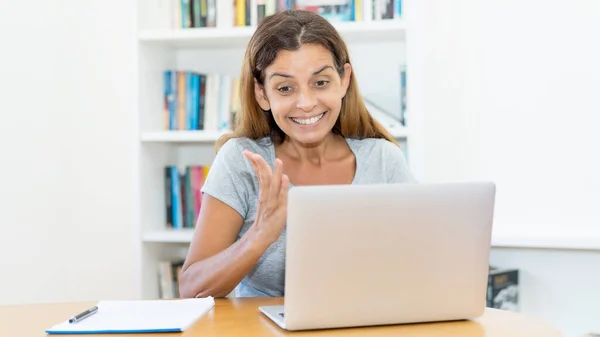 Smějící Dospělé Ženy Učitel Školství Line Počítači Doma Nebo Kanceláři — Stock fotografie