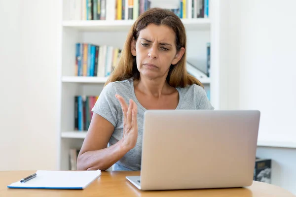 Érett Felnőtt Női Tanár Beszélgetésben Diákokkal Online Előadáson Számítógépen Otthon — Stock Fotó