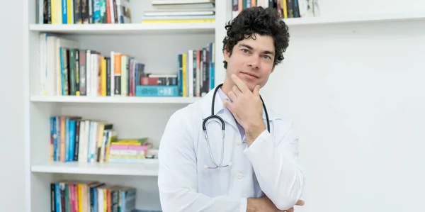 Kafkasyalı Doktor Hastanede Çalışan Bilim Adamı — Stok fotoğraf