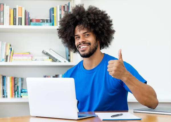 Afro Amerikaanse Software Ingenieur Computer Tonen Duim Omhoog Kantoor Van — Stockfoto